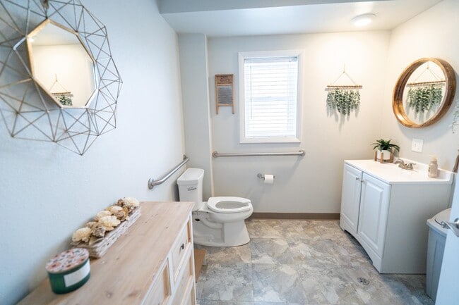 Building Photo - 4256 Fox Hills Ct