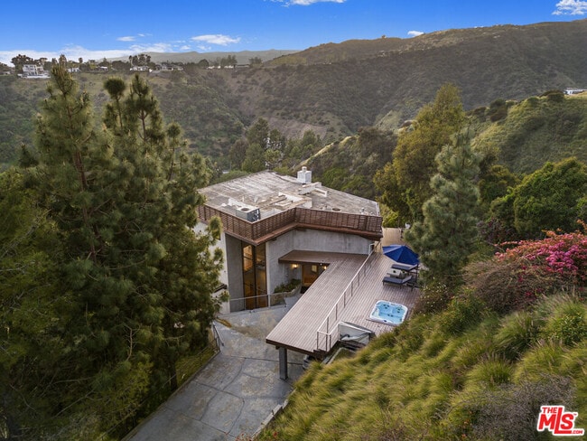 Building Photo - 1735 Summitridge Dr