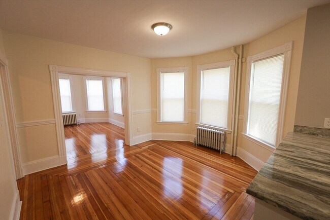 Building Photo - 32 Robinson St