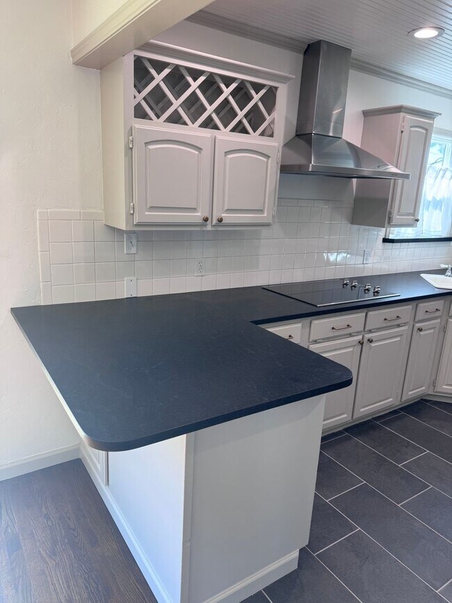 Building Photo - Updated Midtown Bungalow Charmer! 2 Bed 1 ...