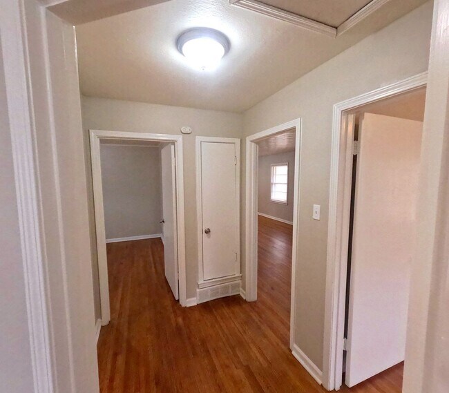 Building Photo - Renovated 4 Bed 1 Bath