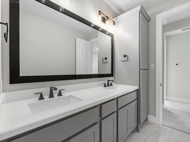 Building Photo - 12038 Royal Oaks Banner Wy