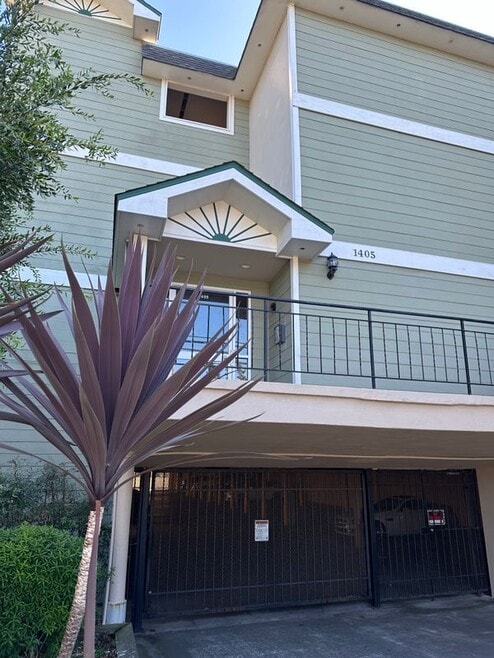 Building Photo - 1405 Oak Grove Ave