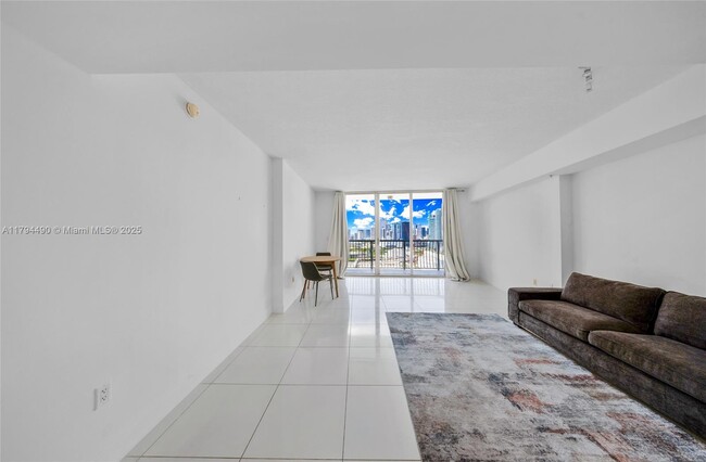 Building Photo - 1750 N Bayshore Dr
