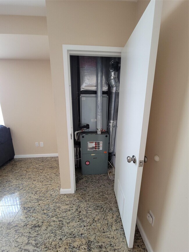 Building Photo - 329 Broadway