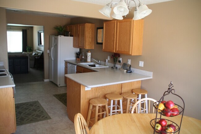 Building Photo - 4 Bed/3 Bath by Geneva Rd in Provo