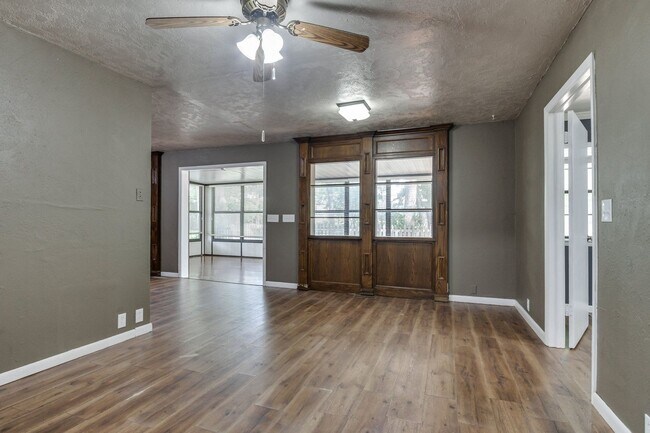 Building Photo - Spacious mid-century ranch home in Clegern
