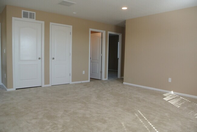 Building Photo - 5Bed/3.5Bath Home in Blackstone Country Club Community