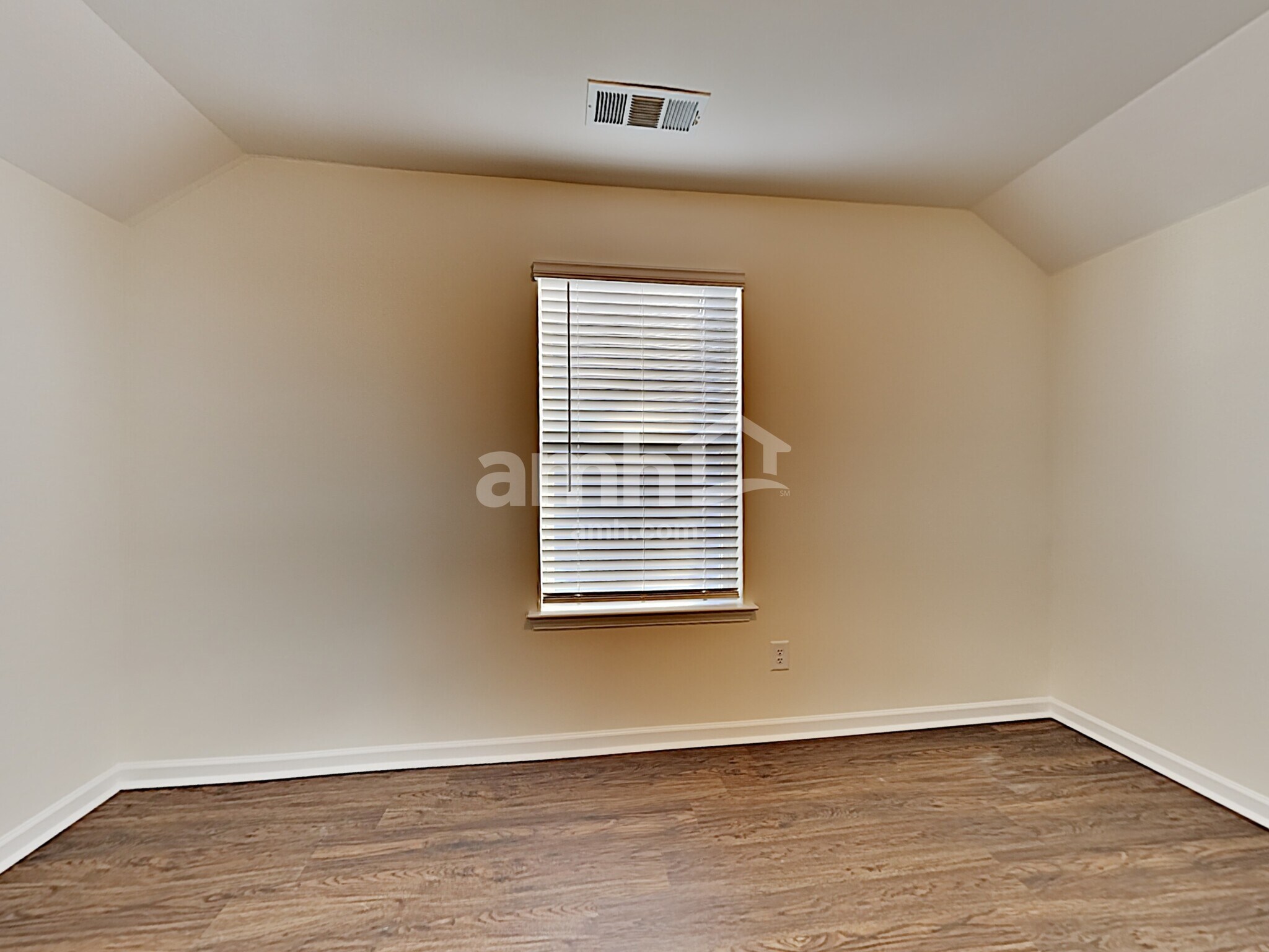 Building Photo - 441 Camp dr