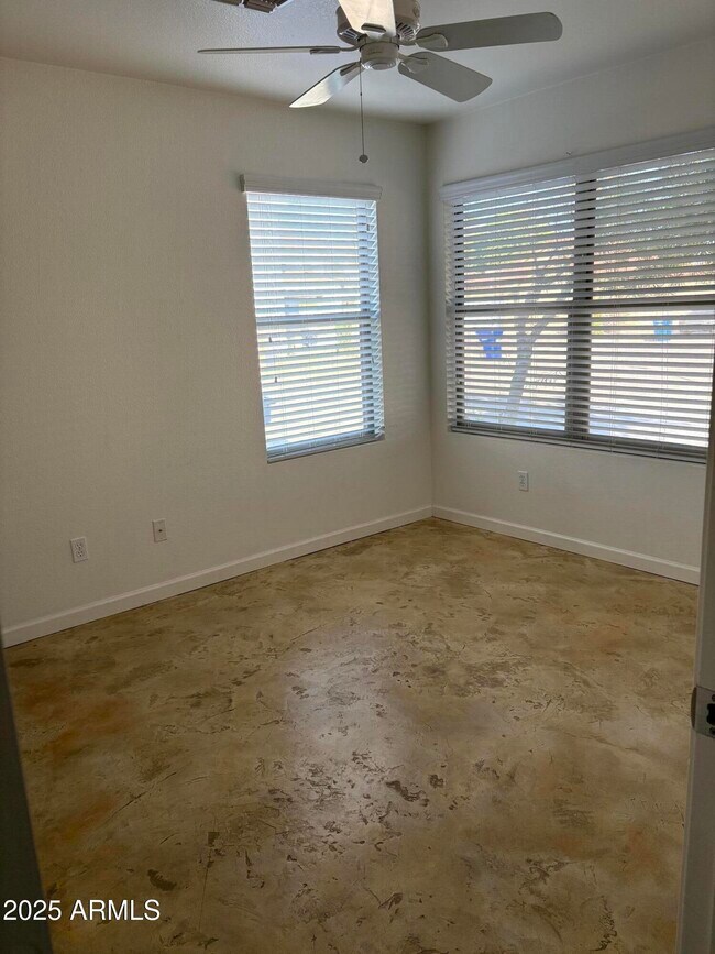 Building Photo - 2401 E Peach Tree Dr