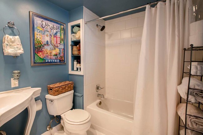 Building Photo - 730 6th St NE