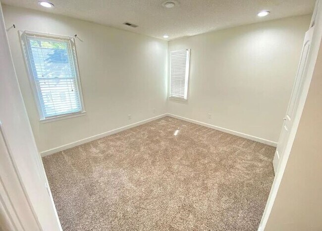 Building Photo - 261 Conrad Cir