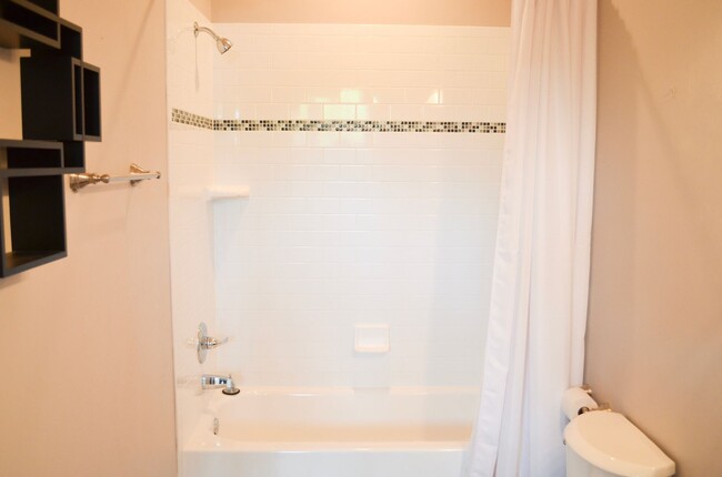 Building Photo - Gorgeous remodeled 3-bedroom, 2.5 bath hom...