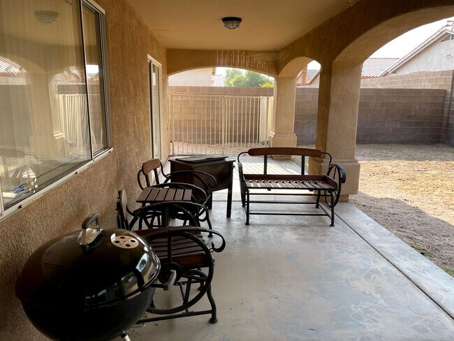 Building Photo - Fully furnished Rental Available Now