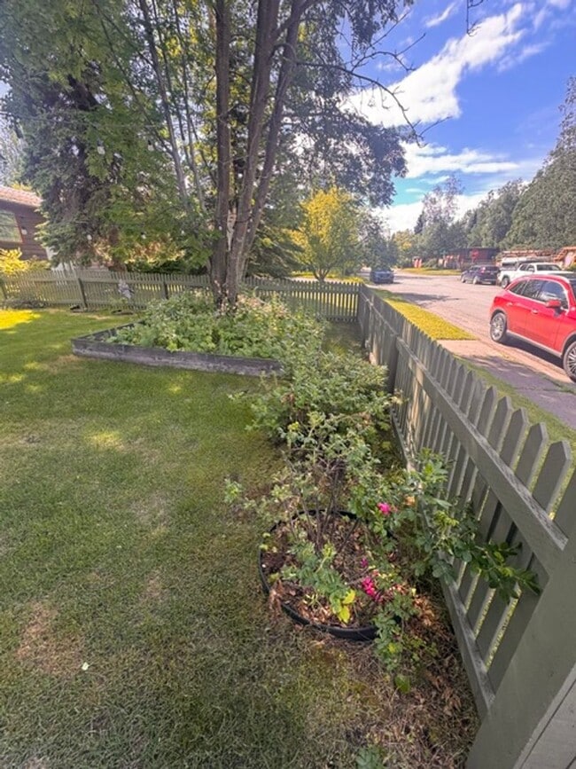 Building Photo - 3 Bedroom house in Rogers Park!