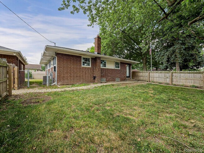 Building Photo - $2300 3 bed 2 bath bungalow