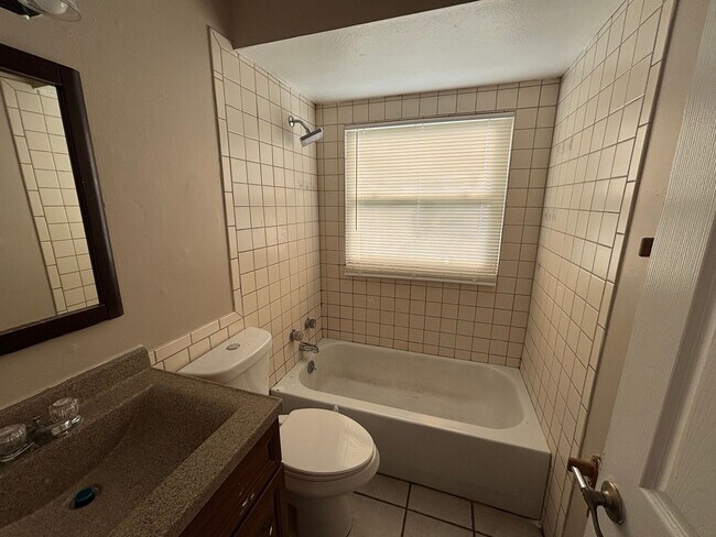 Building Photo - Charming 3 bedroom home