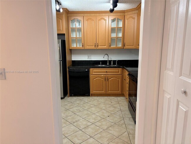 Building Photo - 4172 Inverrary Dr