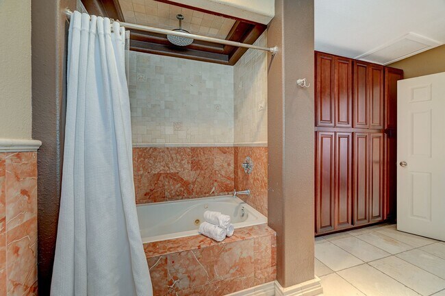 Building Photo - Charming 4 bedroom 3 bath fully furnished pool home in the heart of spring valley!