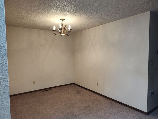 Building Photo - ALL PROSPECTIVE TENANTS MUST SUBMIT A ON L...
