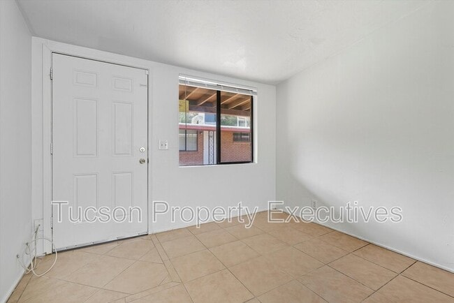 Building Photo - 1662 N Beverly Ave