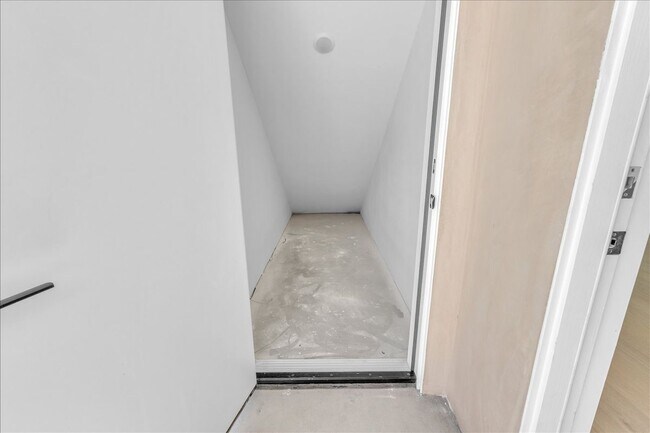 Building Photo - 6915 Encino Ave