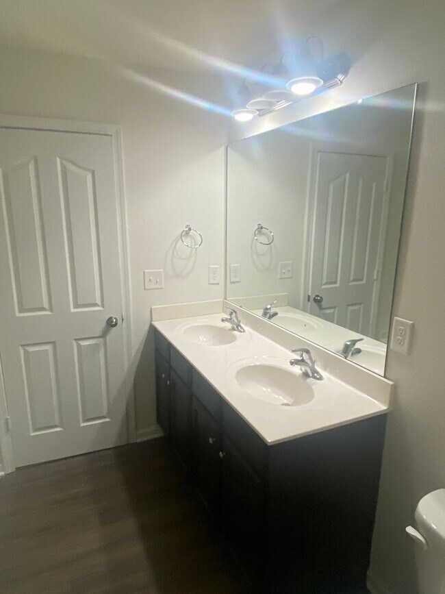 Building Photo - Large Four Bedroom Home In North Charlotte