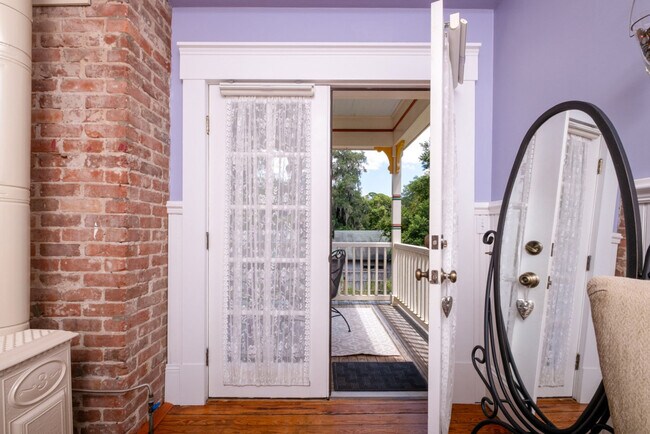 Building Photo - 221 SE 7th St