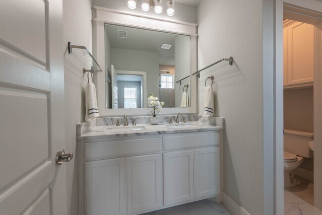 Building Photo - Dreamy Townhome!