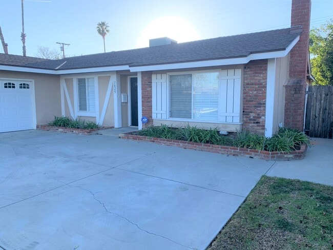 Building Photo - Newly Remodeled 3 Br 2 Ba Home in West Hills