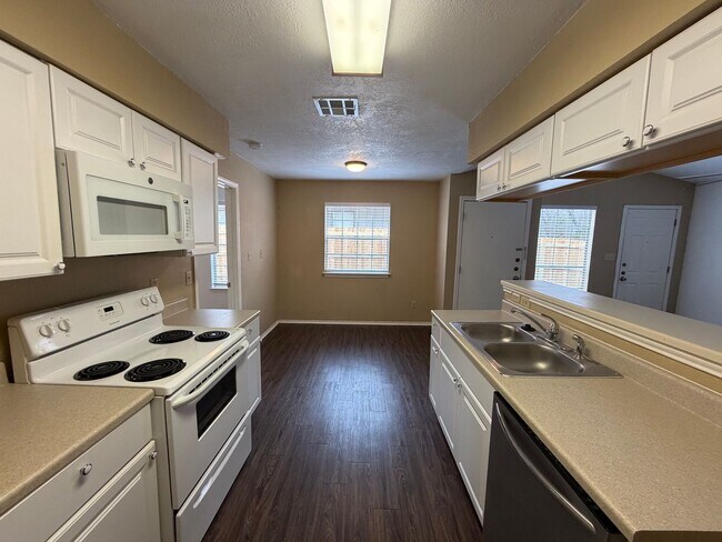 Building Photo - Welcome home to this charming 2-bedroom, 2-bathroom duplex located in Woodstone Subdivision - loc...