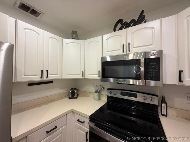 Building Photo - 180 Cypress Club Dr