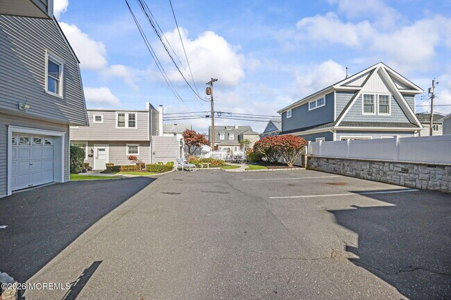 Building Photo - 208 4th Ave