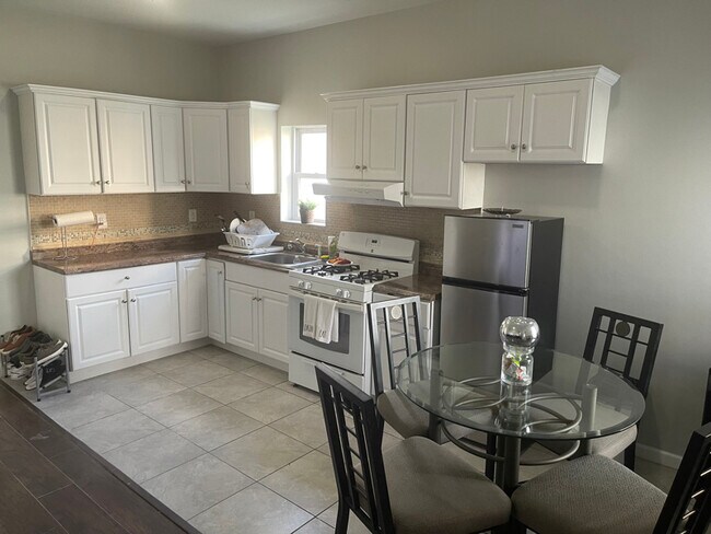 Building Photo - 218 Hopkins Ave