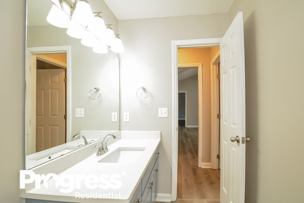 Building Photo - 121 Westonridge Run