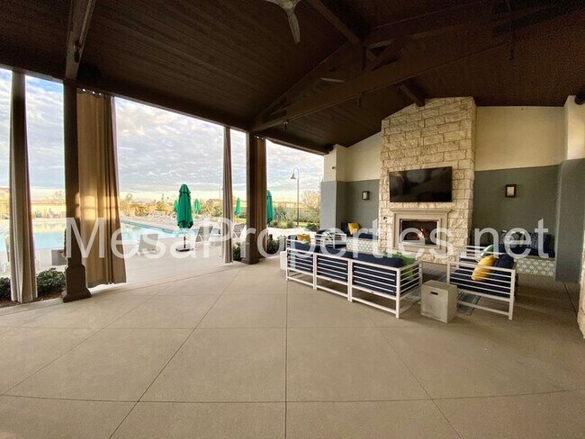 Building Photo - 3134 E La Avenida Dr