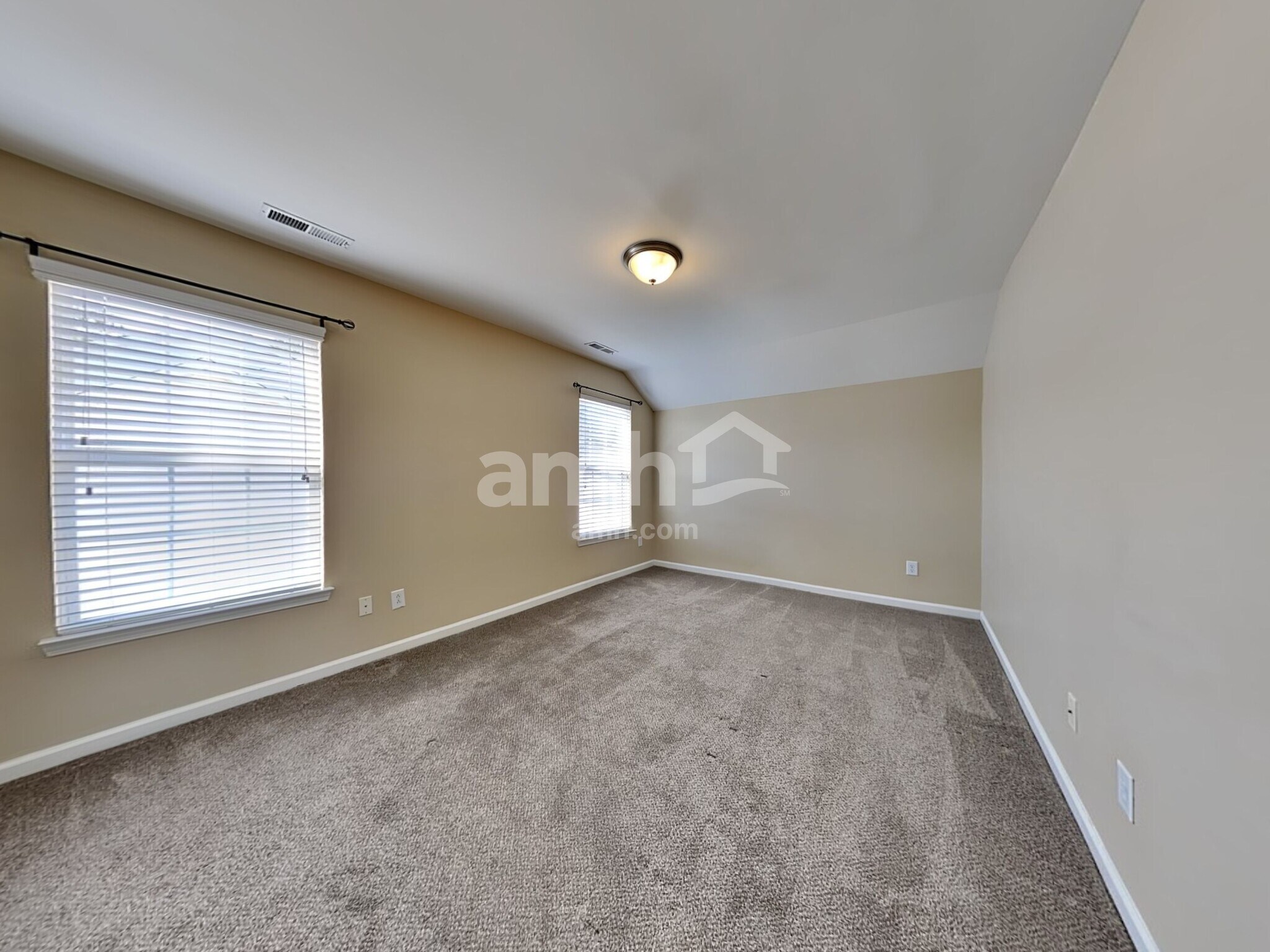 Building Photo - 2413 Thoreau St