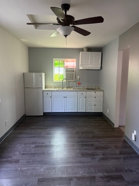 Living area with kitchenette - 3320 E Green St