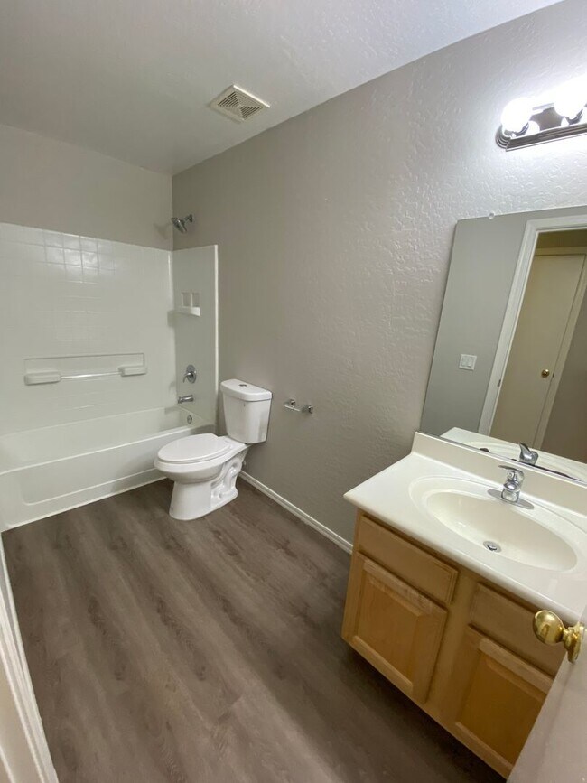 Building Photo - 4 Bedroom, 3 bath, two story with loft in ...