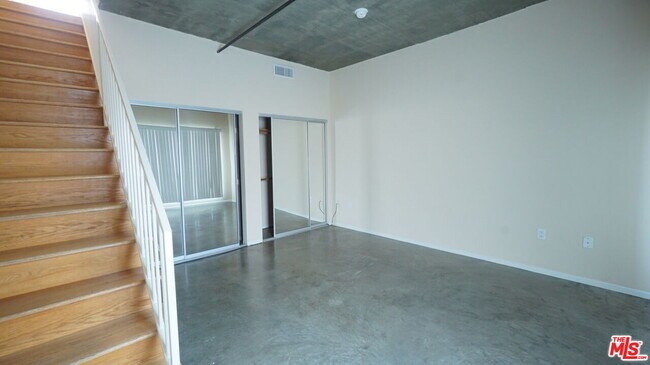 Building Photo - 922 W 23rd St