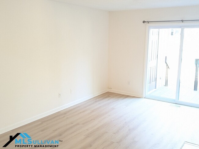 Building Photo - 4100-4105 Five Oaks Dr