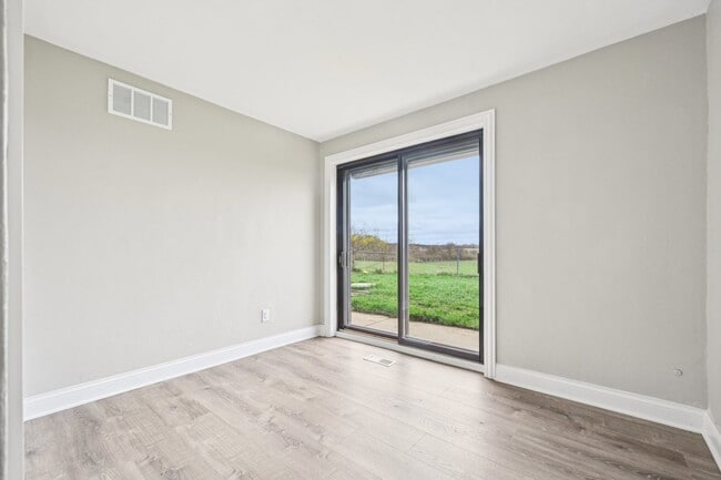 Building Photo - 1406 Busse Rd