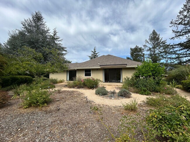 Building Photo - 8280 Oakmont Dr