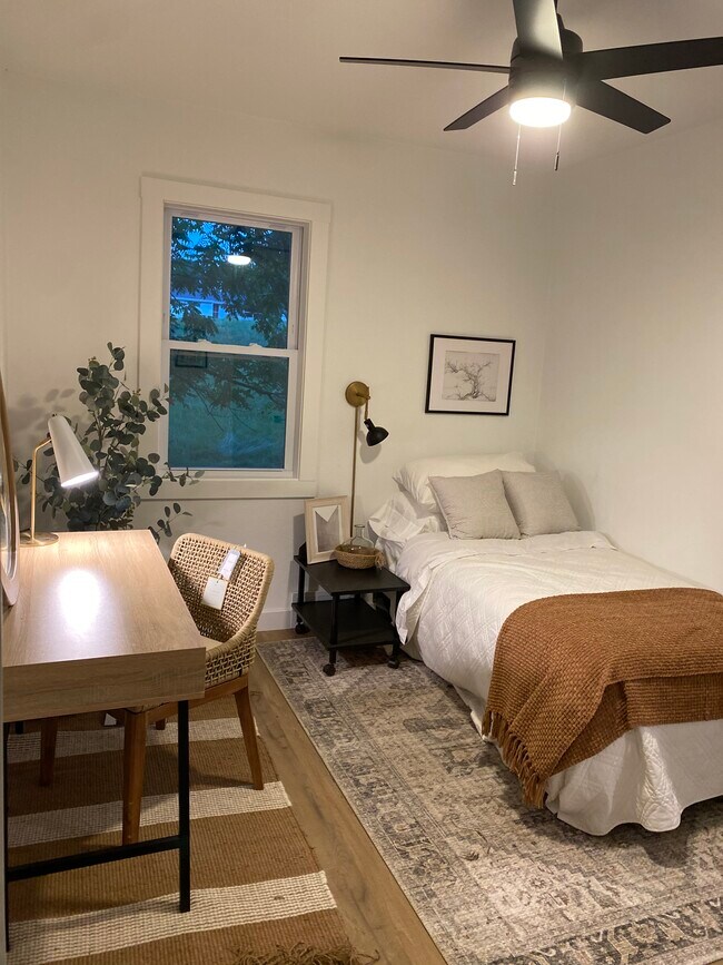 Building Photo - 613 Broadway St