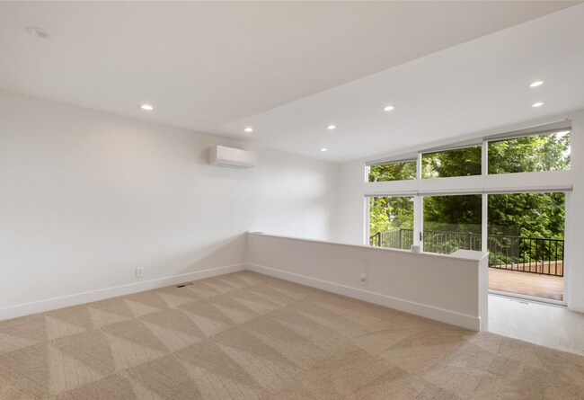 Building Photo - Elegant 4 bed home with Lake Sammamish Vie...