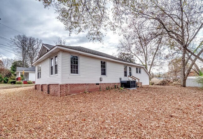 Building Photo - Charming, Fully Updated Ranch Home Near Downtown Kannapolis!