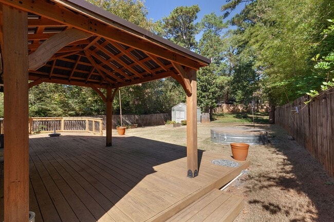 Building Photo - Updated 3/2 Bungalow w/ Large Backyard & M...