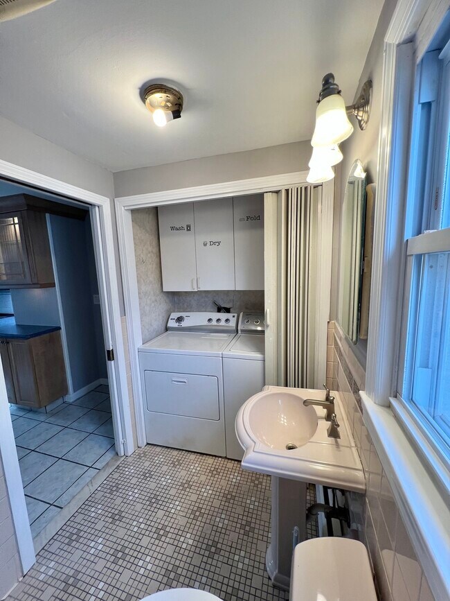 Building Photo - 121 N State St