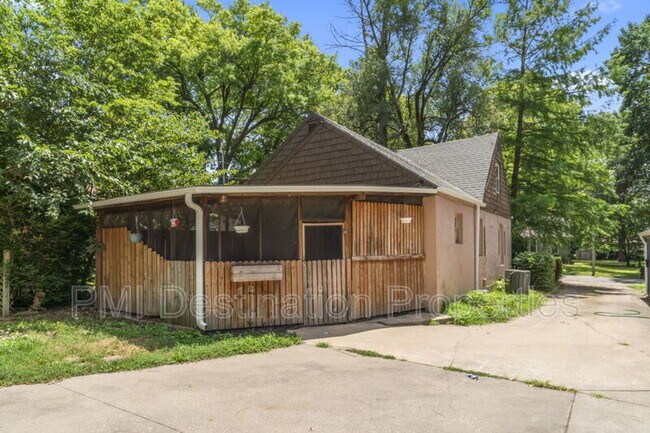 Building Photo - 102 E 80 Terrace