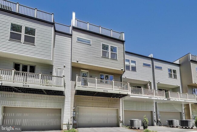 Building Photo - 5004 Oakmoore Dr